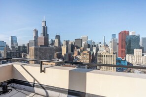 Property grounds - Dtown Penthouse 3bd VIEWS+Parking +Gym+Pool (Chicago)