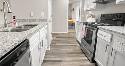 <4 miles from UofA Dog Friendly Fayetteville KING