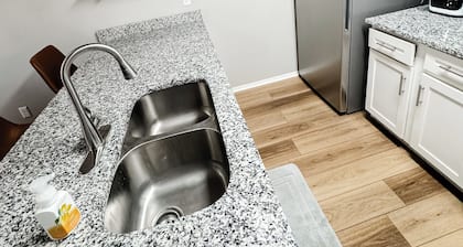 <4 miles from U of A Dog Friendly 3 KING BEDS