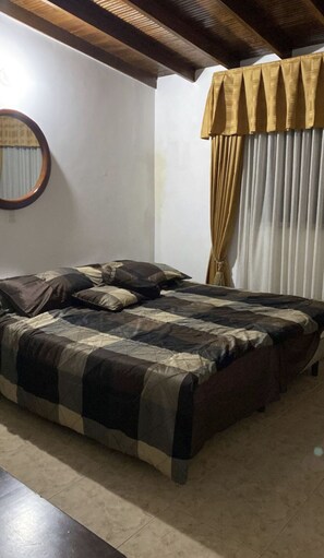 1 habitación, tabla de planchar con plancha, wifi y ropa de cama