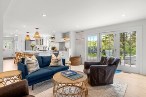 Smart TV, fireplace - Newly Renovated 4 bedroom in quiet neighborhood. Perfect for families. (Nantucket)