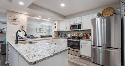 Indoor/Outdoor Pool,Hot Tub,Sauna~Steps to Lake~Peaceful-Pickelball and Tennis!