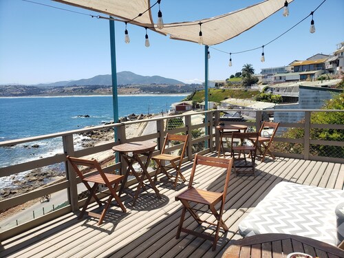 Habitación matrimonial con baño privado y salida a terraza con vista al mar