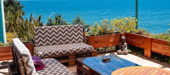 Habitación matrimonial con baño privado y salida a terraza con vista al mar
