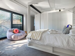 5 bedrooms, free WiFi, bed sheets - Step into indulgence, where every detail is tailored for your comfort. (Cradley, near Malvern)