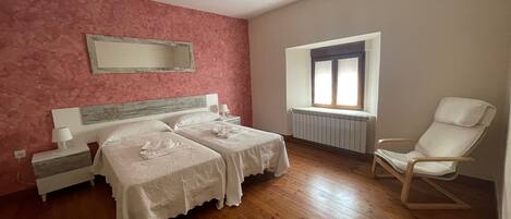 4 habitaciones, tabla de planchar con plancha y ropa de cama