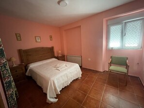 4 chambres, fer et planche à repasser, draps fournis