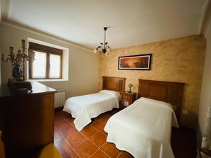 4 bedrooms, iron/ironing board, bed sheets - Casa Calderón de Medina lV. Maravillosa Casa con Amplias Habitaciones (Siete Iglesias de Trabancos)