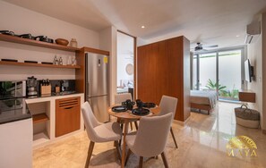 Réfrigérateur, micro-ondes, plaque de cuisson, cafetière/bouilloire