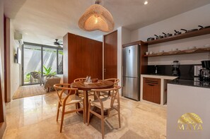 Kjøleskap, mikrobølgeovn, kokeplater og kaffetrakter/tekoker