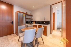 Réfrigérateur, four à micro-ondes, surface de cuisson, cafetiÚre-théiÚre