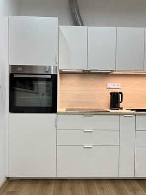 Een koelkast, een oven, een kookplaat, een vaatwasser