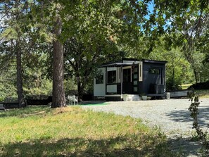 Exterior - Little Wolf Tiny Home cozy, pet friendly, secluded

 (Central Point)