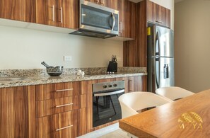 Geladeira, micro-ondas, fogão, cooktop