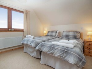 4 bedrooms, free WiFi, bed sheets - Fantastic location in Brora. (Brora)