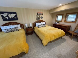 3 bedrooms, WiFi, bed sheets - BEST LOCATION on the Mountain - Slope Side Ski In/Ski Out to Mountain Express  (Boyne Falls)