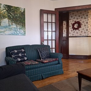 TV connectée, livres, chaîne hi-fi