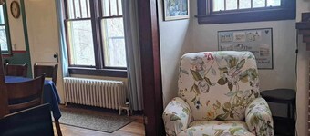 Downtown heritage flat near everything