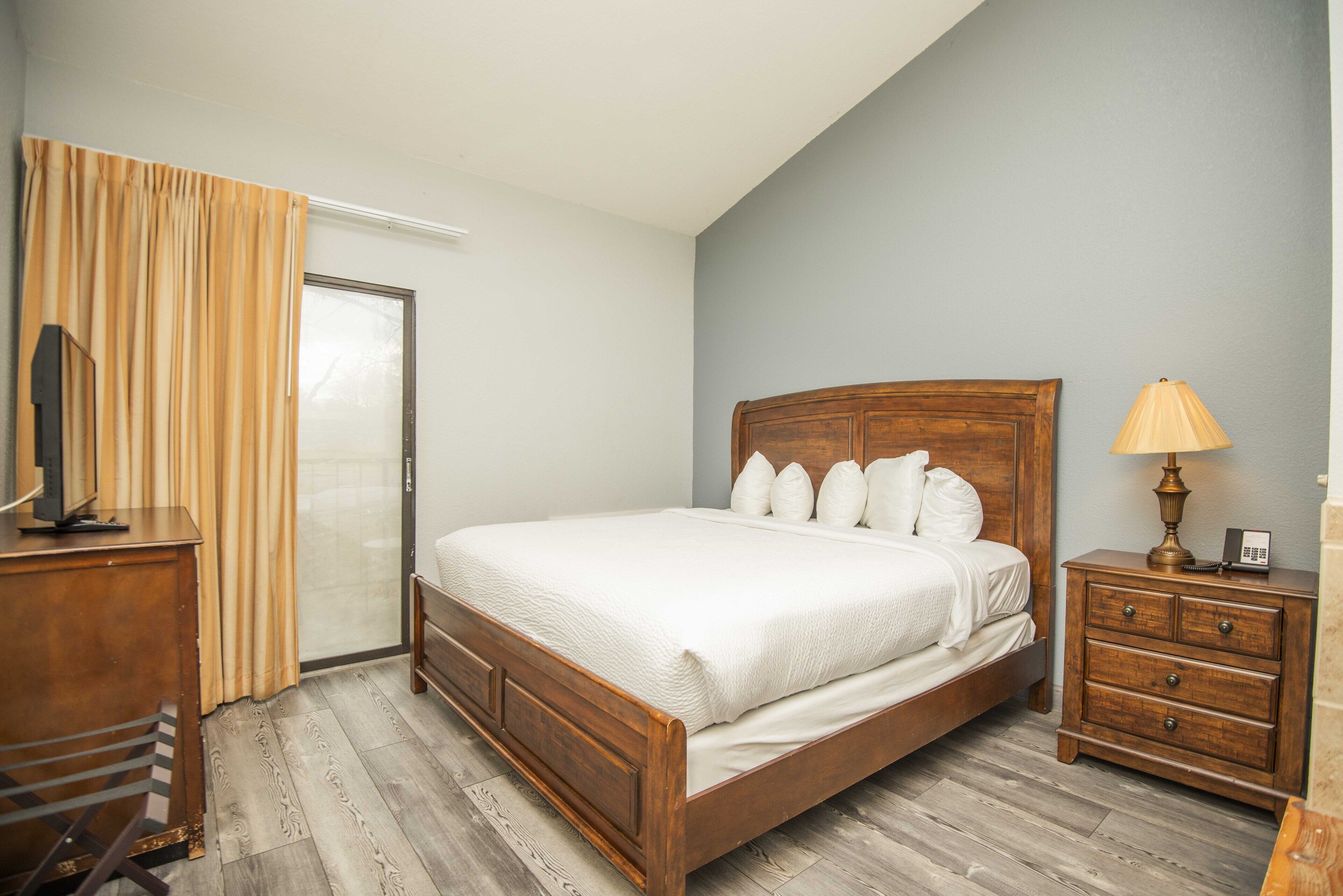 King Suite w/ Fireplace, Jacuzzi & Mtn View