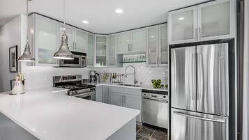 Refrigerador, microondas, horno y parrilla de estufa