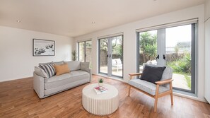Smart TV - Groves Sunset Views in Aspendale (Aspendale)