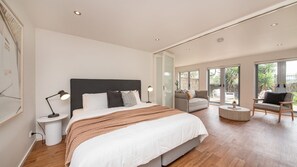 3 habitaciones, tabla de planchar con plancha y cuna de viaje