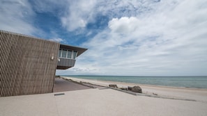 På stranden
