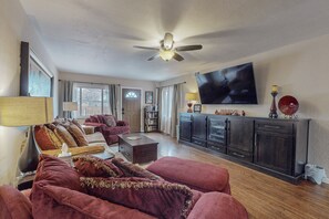 TV, fireplace