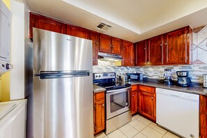 冷蔵庫、電子レンジ、オーブン、コンロ