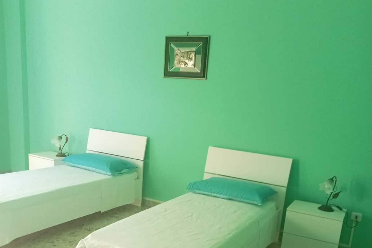 1 bedroom, bed sheets