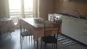 Full-size fridge, oven, stovetop, cookware/dishes/utensils