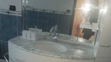 Bathtub dan shower terpisah, pengering rambut, dan kloset