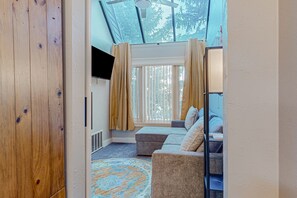 Een televisie en een open haard