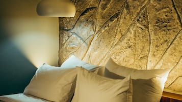 Escritorio, espacio para trabajar con laptop y wifi gratis