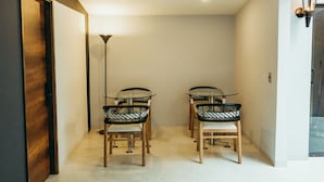 A hallway with two chairs and a floor lamp. - I Believe All Suite  (Medellín)
