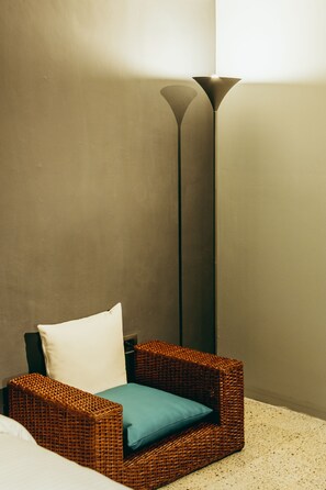 Escritorio, espacio para trabajar con laptop y wifi gratis 