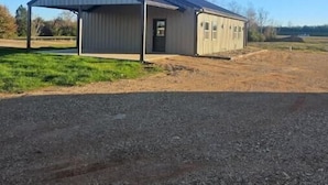 Il s’agit d’un bâtiment métallique de plain-pied, doté d’un porche abrité, d’une porte et d’une fenêtre.
