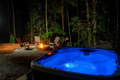 New Upscale Rustic  A-frame cabin sitting on golf course