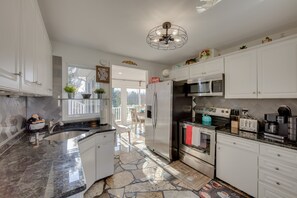 Fridge, microwave, stovetop, dishwasher - 2 Mi to Hersheypark: Group Getaway w/ Deck (Hummelstown)