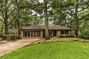 Exterior - Cedar Creek Lake House - Two Docks, Boat Slips, Swimming, Fishing, Games & More (Malakoff)