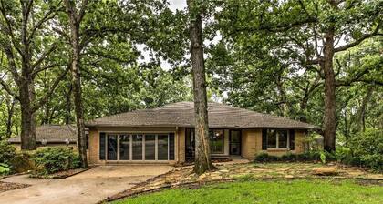 Cedar Creek Lake House - Two Docks, Boat Slips, Swimming, Fishing, Games & More
