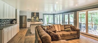 Cedar Creek Lake House - Two Docks, Boat Slips, Swimming, Fishing, Games & More