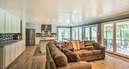 Cedar Creek Lake House - Two Docks, Boat Slips, Swimming, Fishing, Games & More