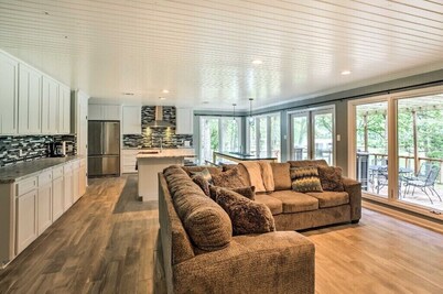 Cedar Creek Lake House - Two Docks, Boat Slips, Swimming, Fishing, Games & More