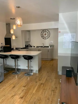Geladeira, micro-ondas, fogão, cooktop