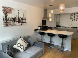 冰箱、微波炉、烤箱、炉灶