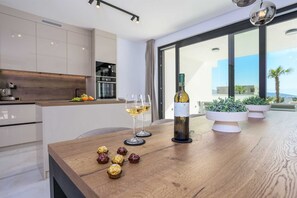 Kjøleskap, ovn, kokeplater og oppvaskmaskin