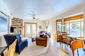 TV, caminetto, libri