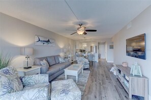 Premier-Apartment | Wohnzimmer | 40-Zoll-Smart-TV mit Digitalempfang, Netflix, Hulu
