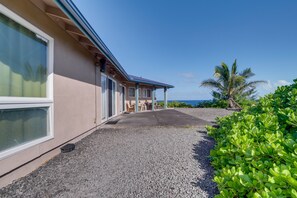 Exterior - Oceanfront Keaau Gem: Ocean & Sunrise Views, Pool (Keaau)